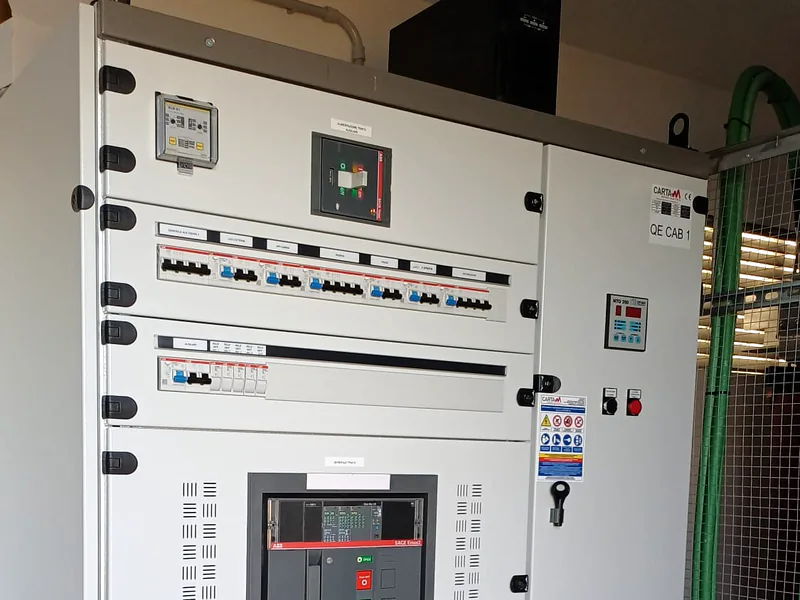 Quadro di bassa tensione CARTA in cabina, con l'interruttore generale e le partenze