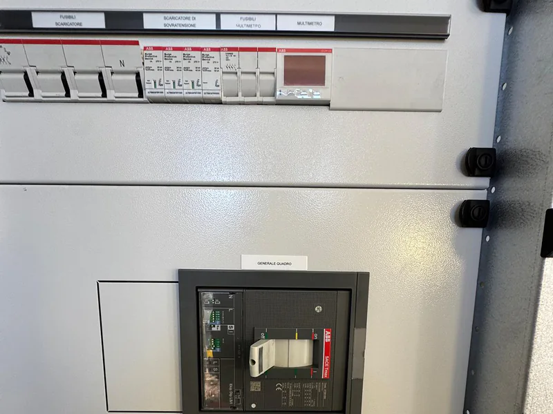 Fronte di un quadro di bassa tensione: scaricatori, multimetro e interruttore generale